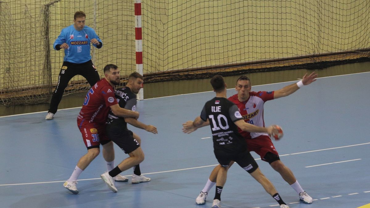 Šílenost v Srbsku. Fanoušci dělobuchem zranili soupeře, pak předčasně slavili titul