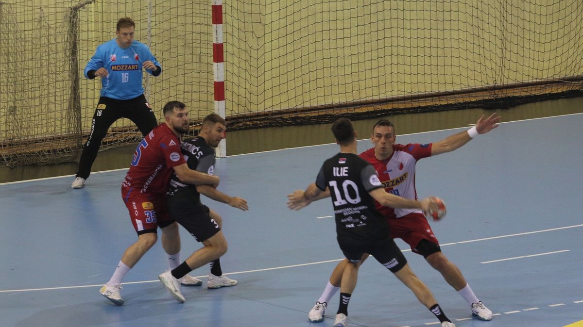Šílenost v Srbsku. Fanoušci dělobuchem zranili soupeře, pak předčasně slavili titul