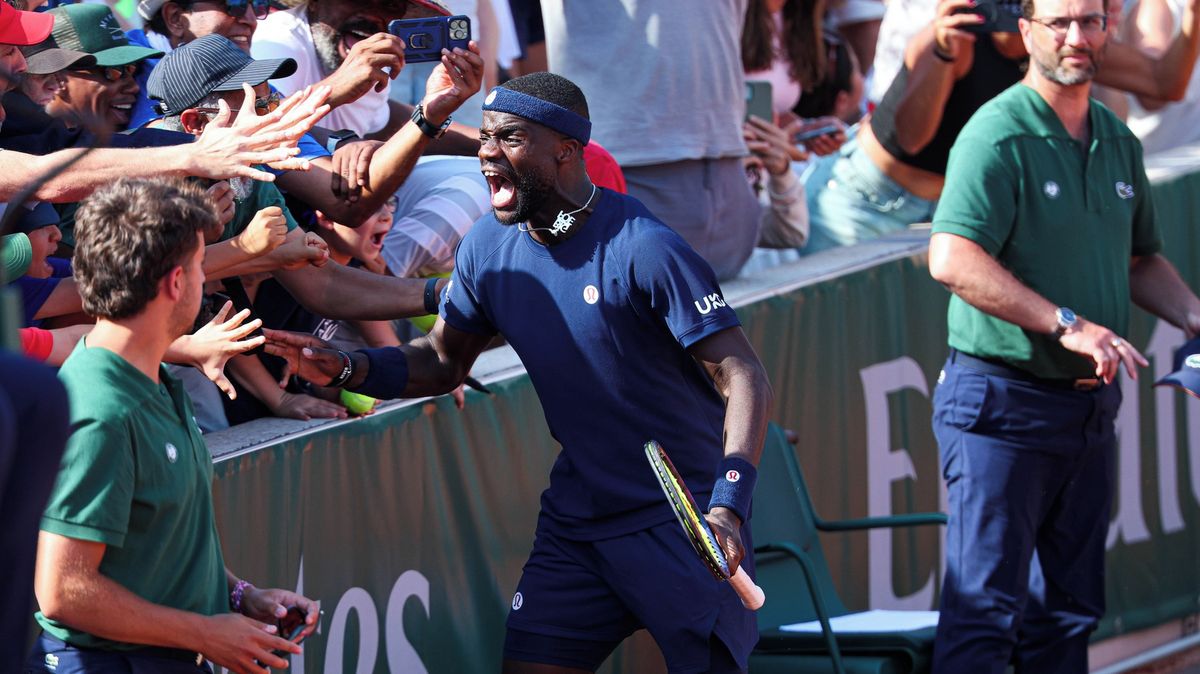 Šílené oslavy na French Open. Fanoušci okradli slavící americkou hvězdu
