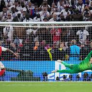 Stoper Arsenalu Gabriel Magalhaes kopl míč nad branku a PSG mohli začít slavit.