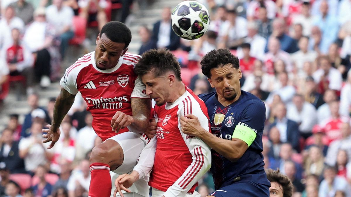 FOTBAL ONLINE: Obrovský závar ve vápně Arsenalu, anglický tým stále hájí těsné vedení