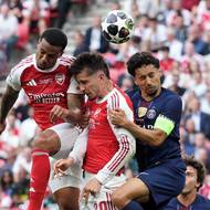 Hlavičkový souboj, ve kterém jsou dva hráči Arsenalu - Gabriel Magalhaes a Kai Havertz - proti kapitánovi PSG Marquinhosovi.
