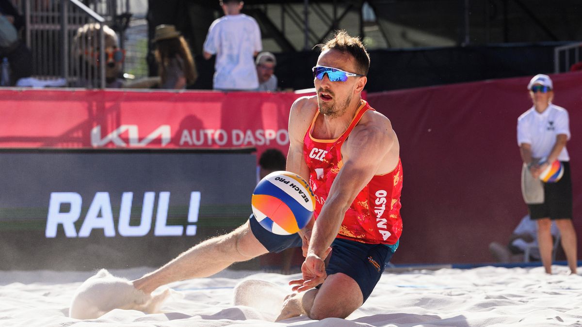 Poprvé proti sobě. Ze souboje zlatých beachvolejbalových parťáků vyšel lépe amatér Perušič