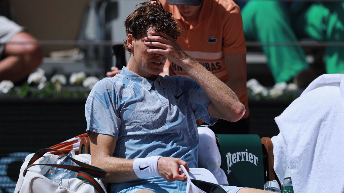 Obrovský šok na Roland Garros. Zraněný Sinner končí již ve druhém kole