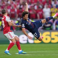 Záložník PSG Joao Neves v nefotbalové pozici.