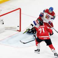 Macklin Celebrini po geniální akci s Crosbym zakončoval do prázdné branky.