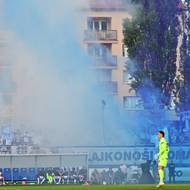 Fanoušci Baníku porušují zákaz používání pyrotechniky na stadionu v Táboře. 
