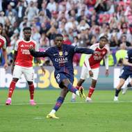 Útočník PSG Ousmane Dembélé proměňuje pokutový kop.