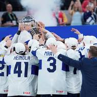 Finští hokejisté s trofejí pro mistry světa. 