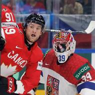 Dawson Mercer a Dominik Pavlát sledují puk