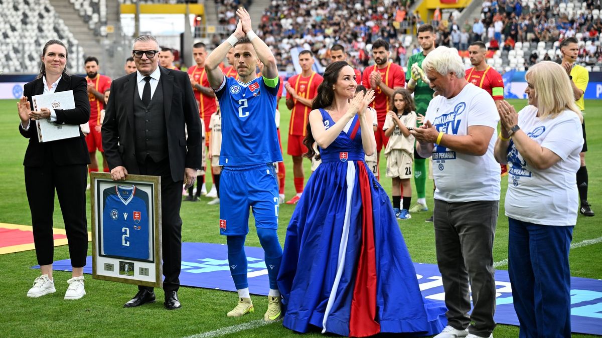 Pekarík se loučil se slovenskou reprezentací, hymnu mu zazpívala manželka. Surovčík si odbyl debut