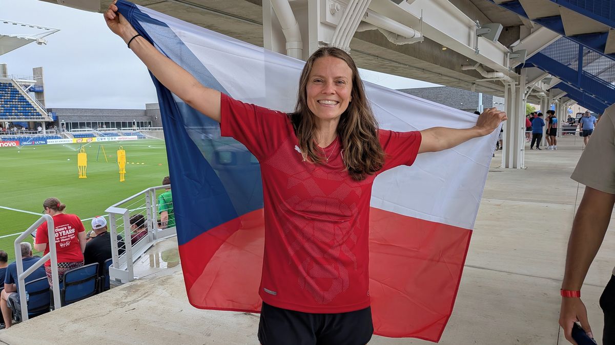 Americký blázinec kolem fotbalistů. Fanoušci letěli tisíce kilometrů, vytáhli dres Červenky a chlubili se češtinou
