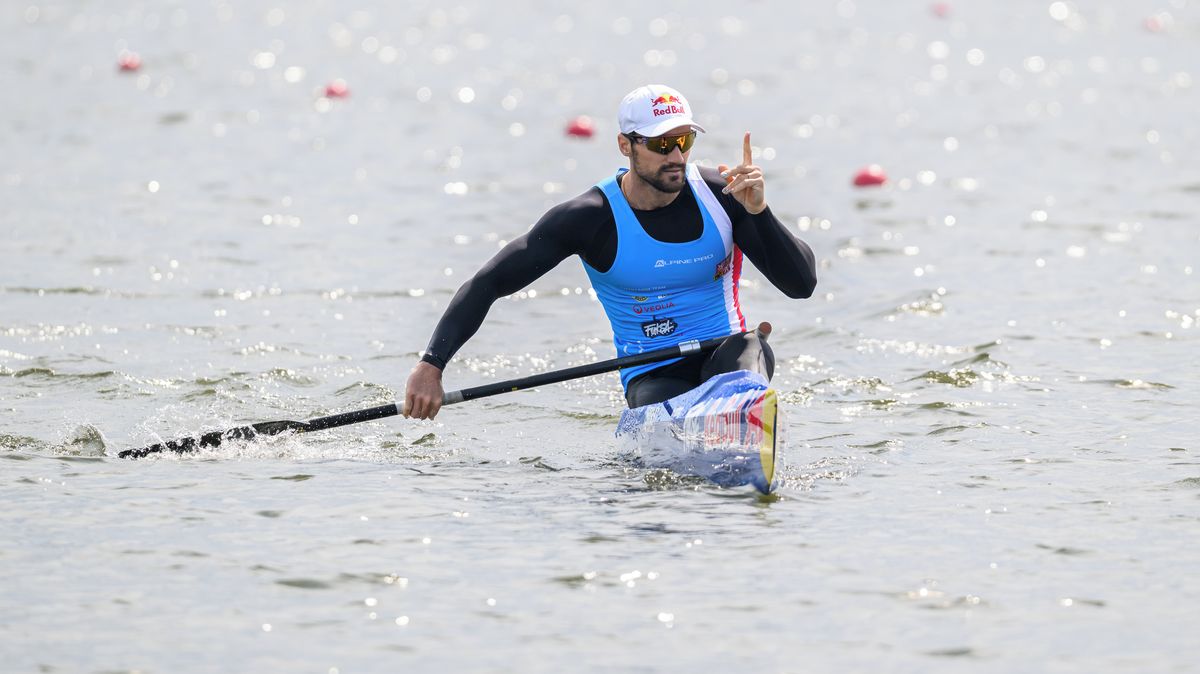 Fuksa slaví po drtivém finiši vítězný double! Zlato mu na krk pověsil Dostál