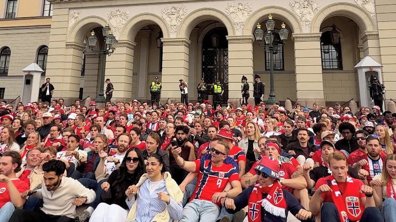 Norsko ve fotbalové extázi. Rozjaření fanoušci chtěli probudit krále