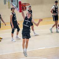 Šestnáctiletý Jakub Houška smečuje