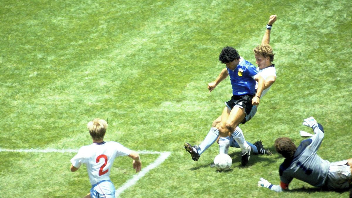 Do aukce jde míč ze čtvrtfinále MS, v němž vstřelil Maradona gól Boží rukou