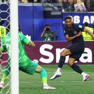 Američan Auston Trusty skóruje proti Turecku.