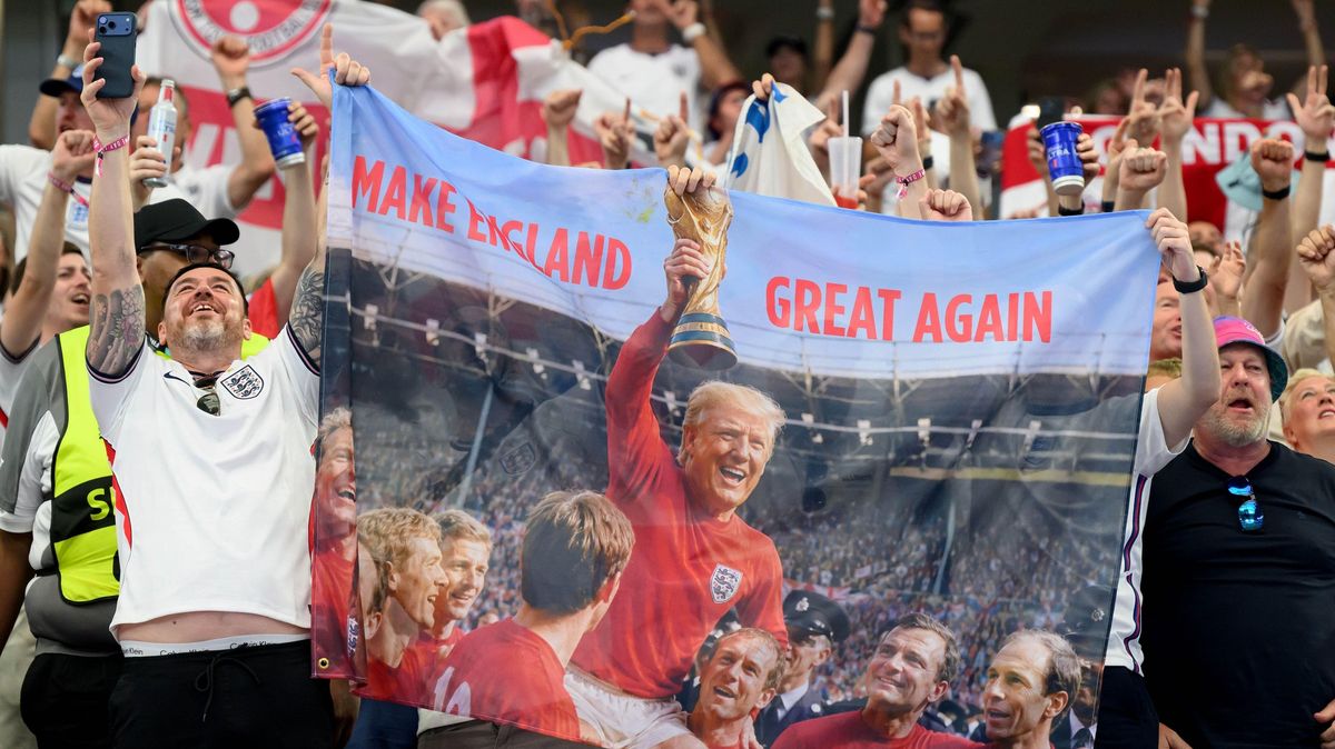 Je to sexuální delikvent! O Trumpovi zní na stadionech sprosté chorály