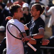 Jakub Menšík blahopřeje Alexanderu Zverevovi. Němec je prvním finalistou Roland Garros.