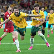Australan Connor Metcalfe (vlevo) slaví s Jordanem Bosem druhý gól svého týmu proti Turecku na MS ve fotbale.