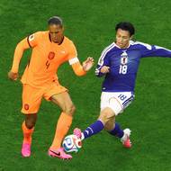 Kapitán Nizozemců Virgil van Dijk bojuje o míč s Japoncem Ayasem Uedou.