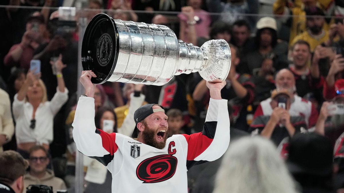 Smutný Hertl pálil šance. Stanley Cup po dvaceti letech uchvátila Carolina