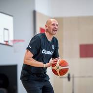 Trenér českých basketbalistů Luboš Bartoň během tréninku na kempu v Poděbradech