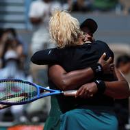 Kateřina Siniaková a Taylor Townsendová se radují ze zisku titulu na French Open.