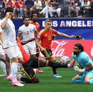 Belgický útočník Romelu Lukaku zajel kopačkou do brankáře Íránu.