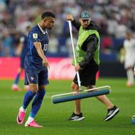 Kylian Mbappé pomáhá s vysoušením trávníku.