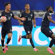 Američan Sebastian Berhalter (14) se raduje se spoluhráči.