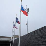 Stadion zdobí vlajky USA, Texasu a Česka. 