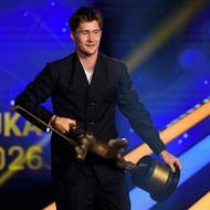 Hokejový útočník Martin Nečas vyhrál anketu Zlatá hokejka 2026.