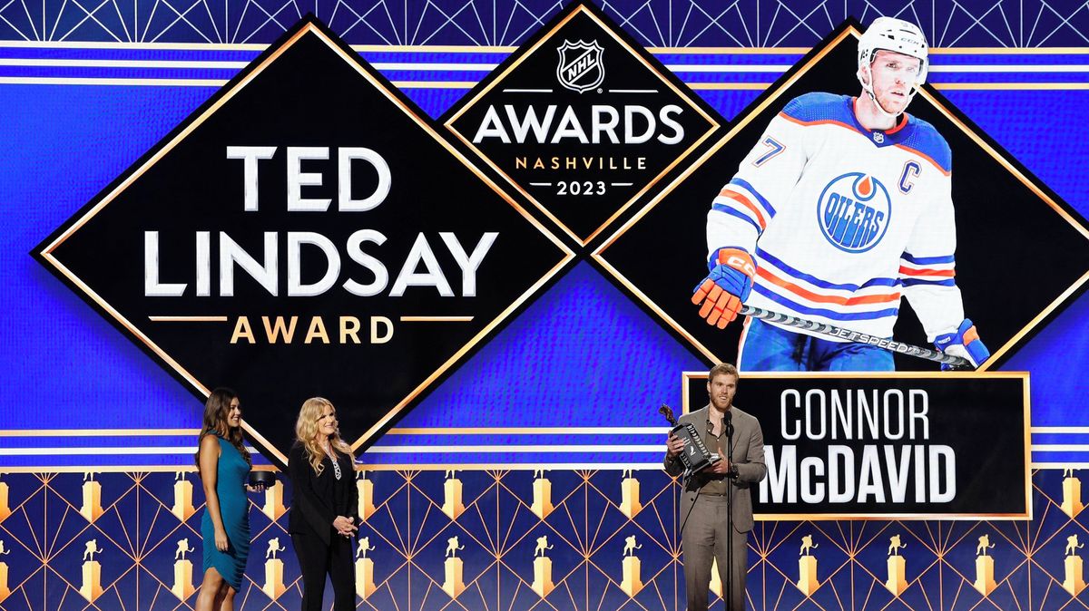 McDavid získal popáté Cenu Teda Lindsayho a vyrovnal se největší hokejové legendě všech dob