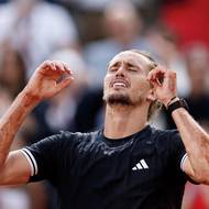 Alexander Zverev slaví svůj první grandslamový triumf.