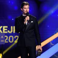 Brankář Lukáš Dostál odpovídá na všetečné otázky moderátora ankety Zlatá hokejka.