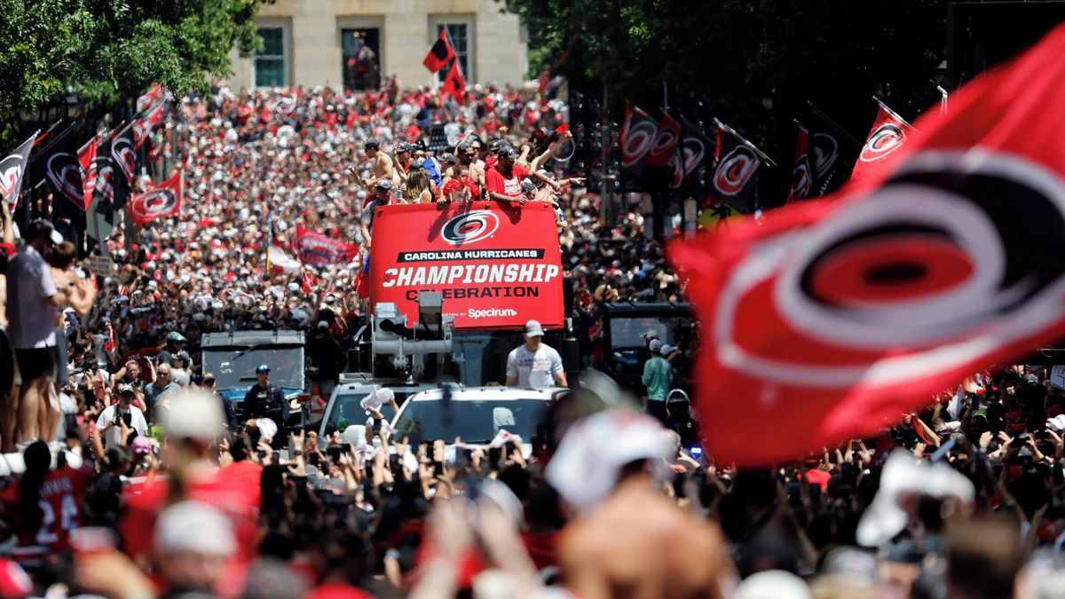 Stanley Cup slavilo s hokejisty Caroliny více než 150 tisíc fanoušků