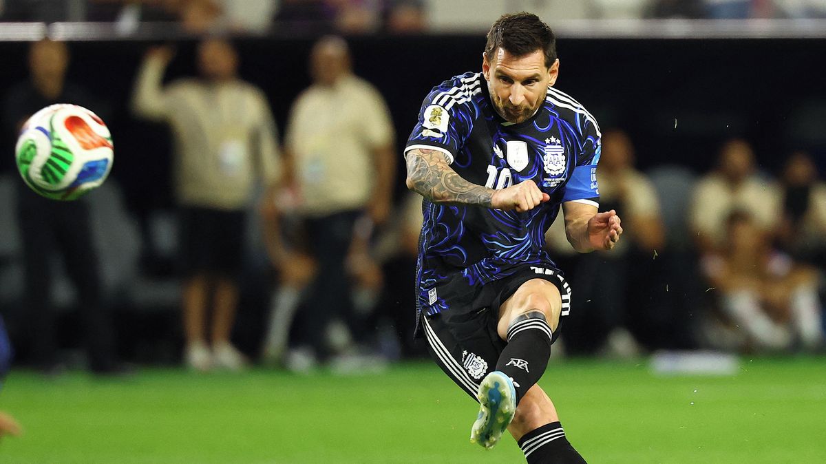 FOTBAL ONLINE: Messi se trefuje z přímého kopu! Argentina navyšuje