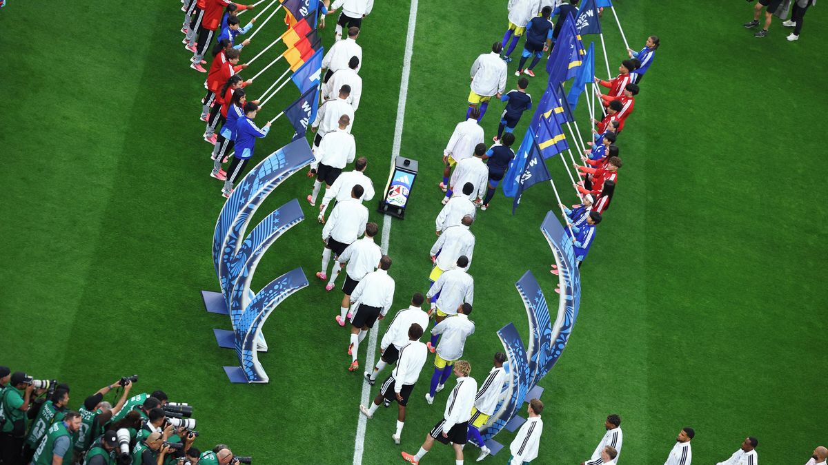 FIFA omilostnila sudího, který čelil nařčení z rasismu. Šlo o nechtěný tik, vysvětlil tajemné gesto