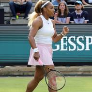 Serena Williamsová po vydařeném úderu.
