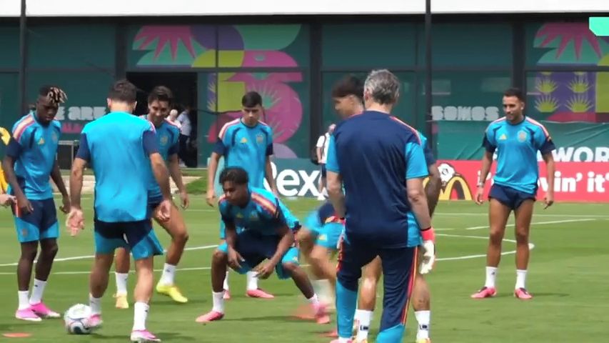Španělsko chce udržet první místo, Uruguay bude odvracet vyřazení