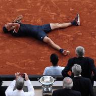 Alexander Zverev po vítězném míčku padl štěstím na kurt.