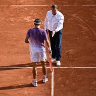 Flavio Cobolli kontroluje stopu po servisu Alexandra Zvereva.