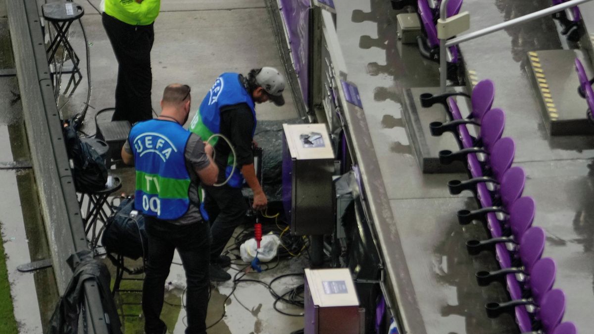 Komplikace. Generálka Anglie před MS se zpozdí minimálně o hodinu