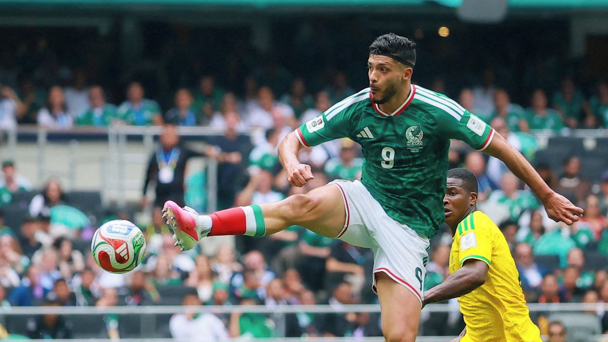 FOTBAL ONLINE: Totální mexická euforie! Domácí drtí soupeře, ten navíc viděl červenou