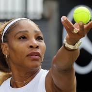 Serena Williamsová se chystá nadhodit míček při podání.