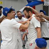 Basketbalisté Nymburku slaví titul, uprostřed Jaromír Bohačík