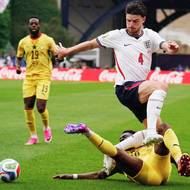 Declan Rice přeskakuje Marvina Senayau.