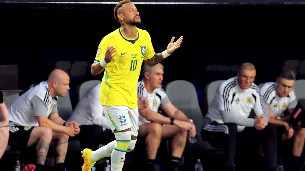 Stadion šílel. Neymar je po téměř třech letech zpět, po návratu neskrýval slzy