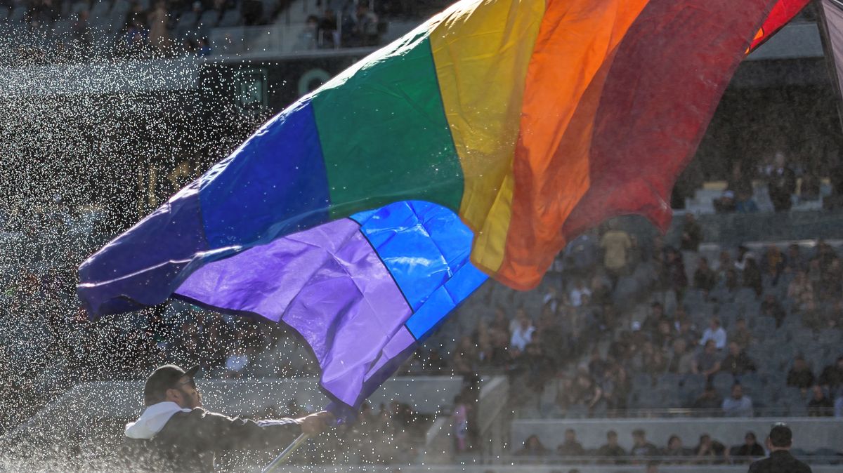Dusno kolem duhových vlajek LGBT. Fotbalisté na MS hrozí protestem při zápase